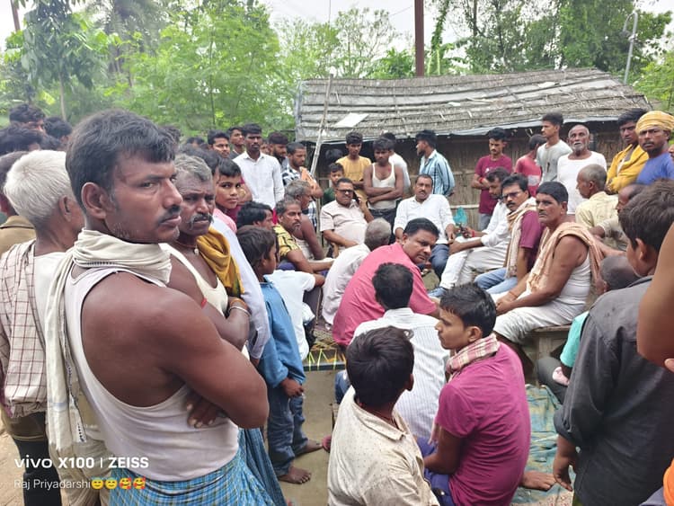 सड़क हादसा में बाइक सवार दो युवक की मौत