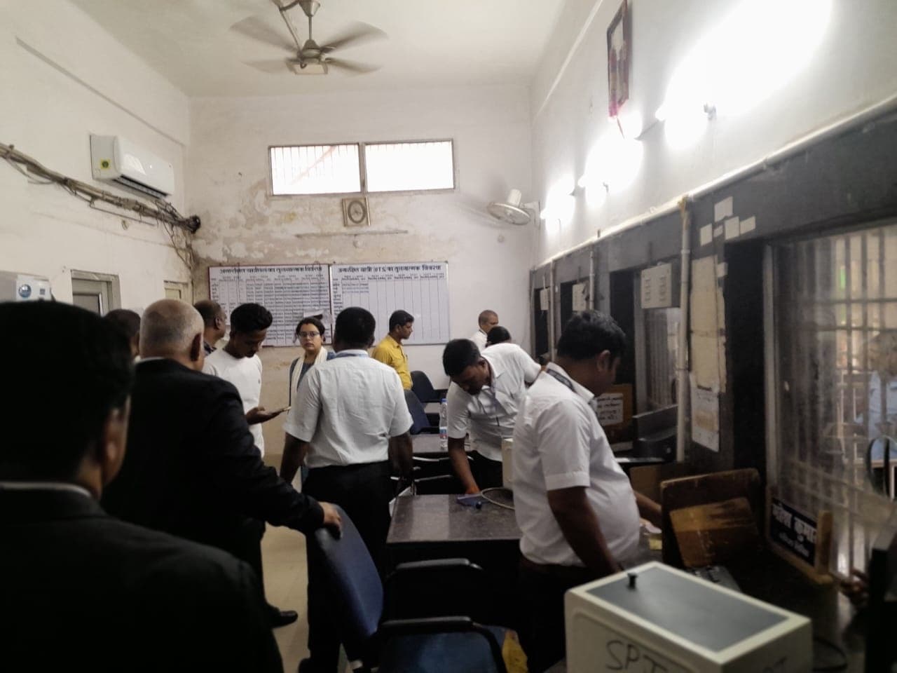 महिला प्रतीक्षालय को लेकर सीनियर डीसीएम ने ली जानकारी