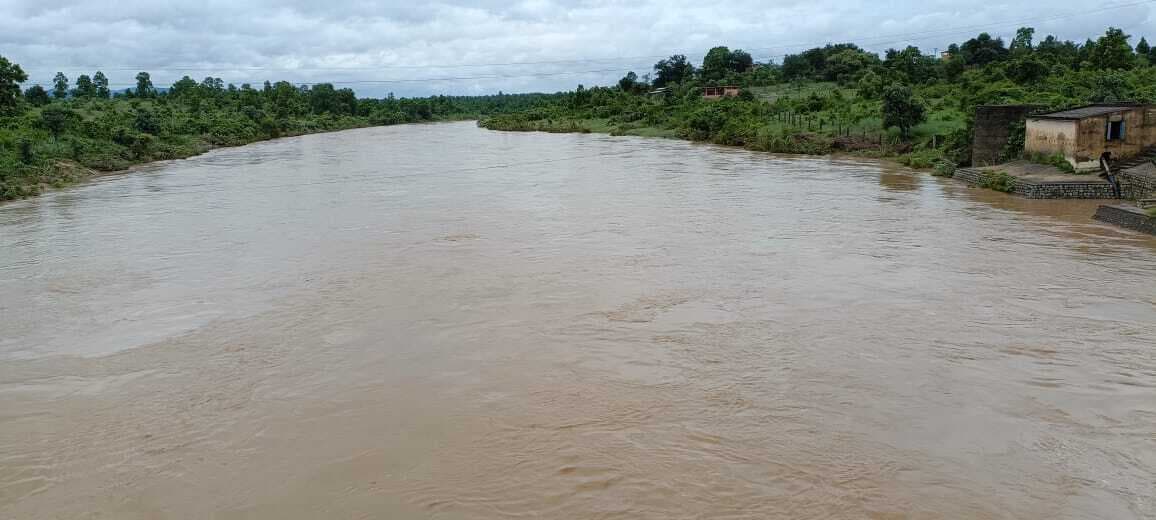 खलारी में नदियां उफान पर, बिजली गुल