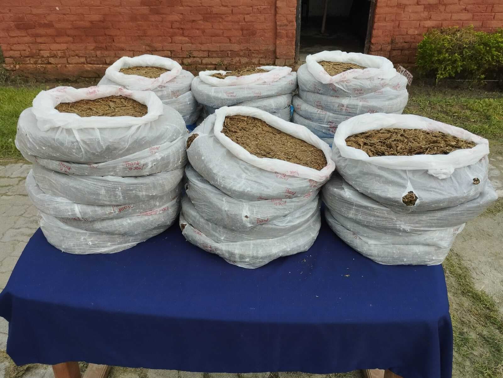 30 किलो गांजा जब्त, तस्कर नदी में कूदकर फरार