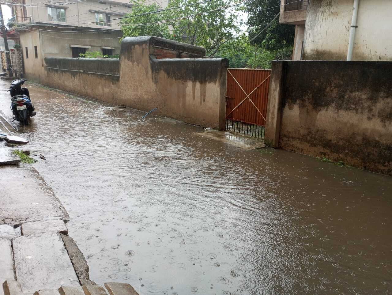 मूसलाधार बारिश से सड़कें और गलियां ओवरफ्लो