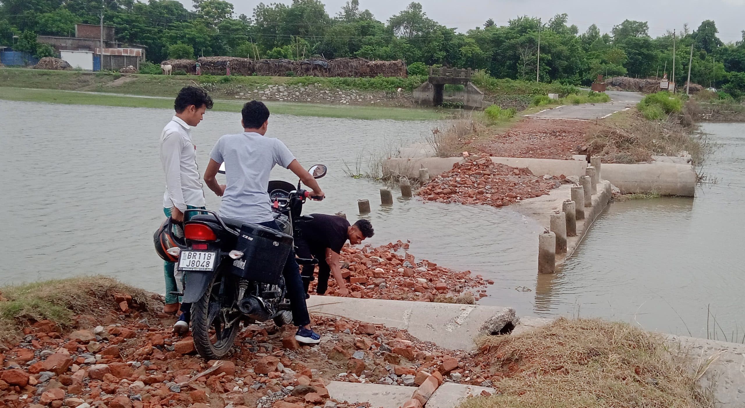 पुलिया टूट जाने से प्रखंड से सीधा संपर्क भंग