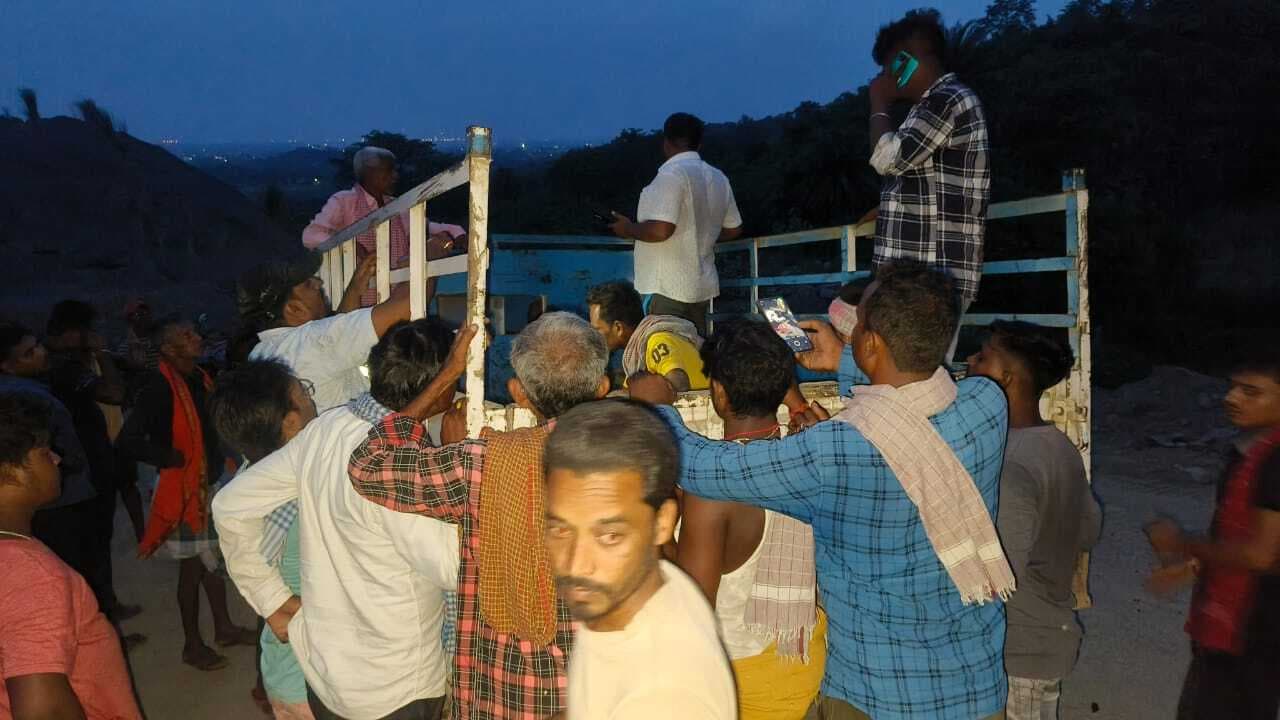 पत्थर खदान में पोकलेन गिरा, ड्राइवर की मौत