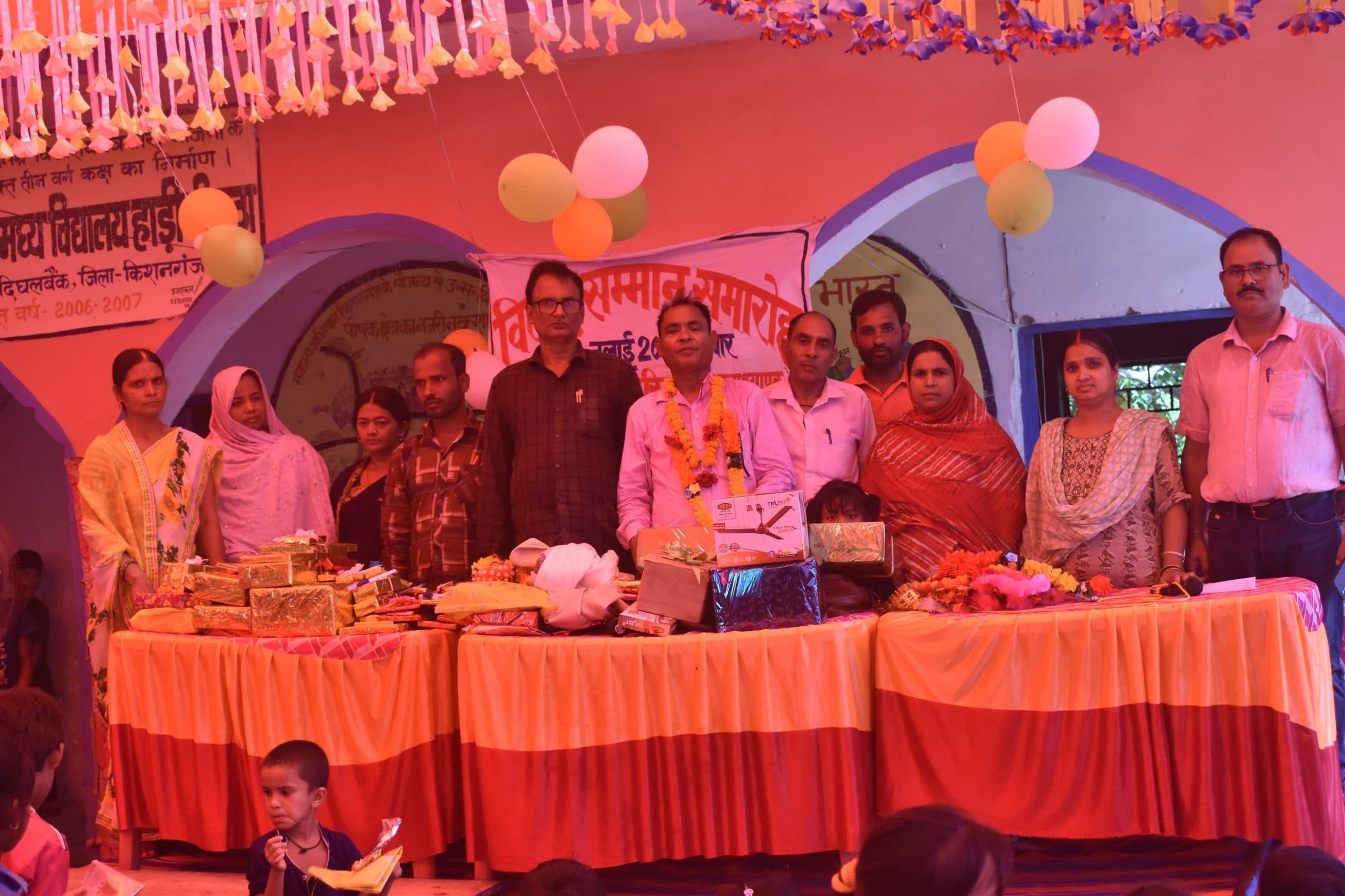 समारोह आयोजित कर शिक्षक को दी गयी भावभीनी विदाई