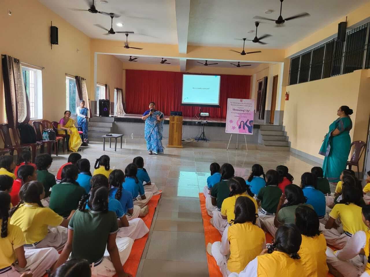 किशोरावस्था में होनेवाले परिवर्तनों के बारे में बालिकाओं को दी जानकारी