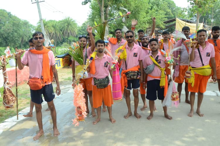 कोई दंड देते हुए तो कई आकर्षक कांवर के साथ पहुंच रहे बाबाधाम