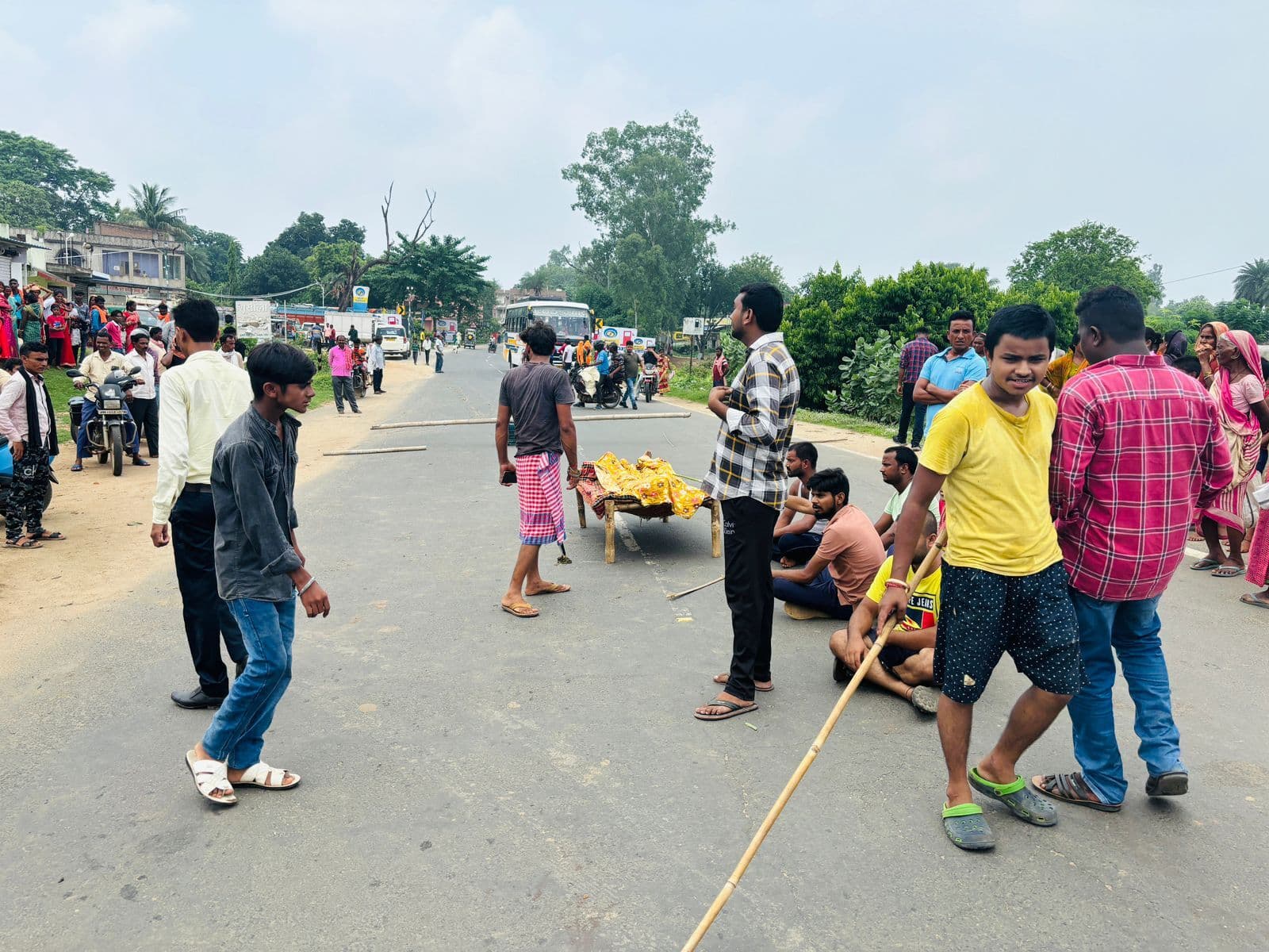 मुआवजे की मांग पर सड़क पर शव रख उतरे लोग, पांच किमी लंबा लगा जाम