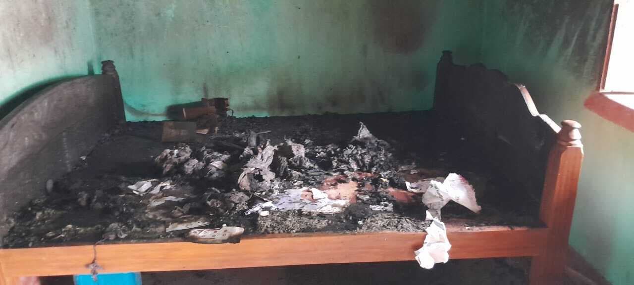 धू-धूकर जल गये 1.25 लाख नकद,  घर में आग लगने से कई कीमती सामान भी जलकर हुए राख