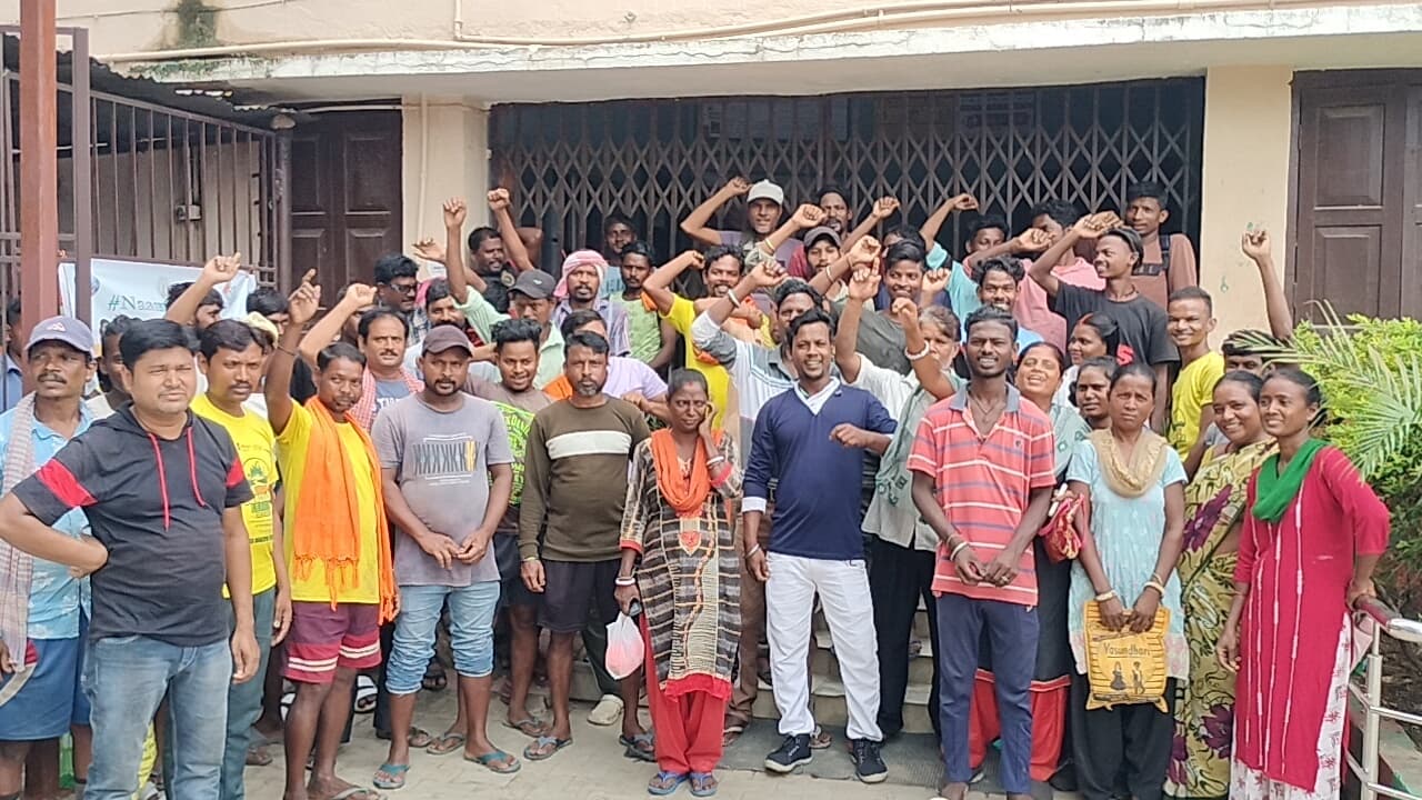 बकाया वेतन की मांग को लेकर मानगो निगम कार्यालय पर प्रदर्शन