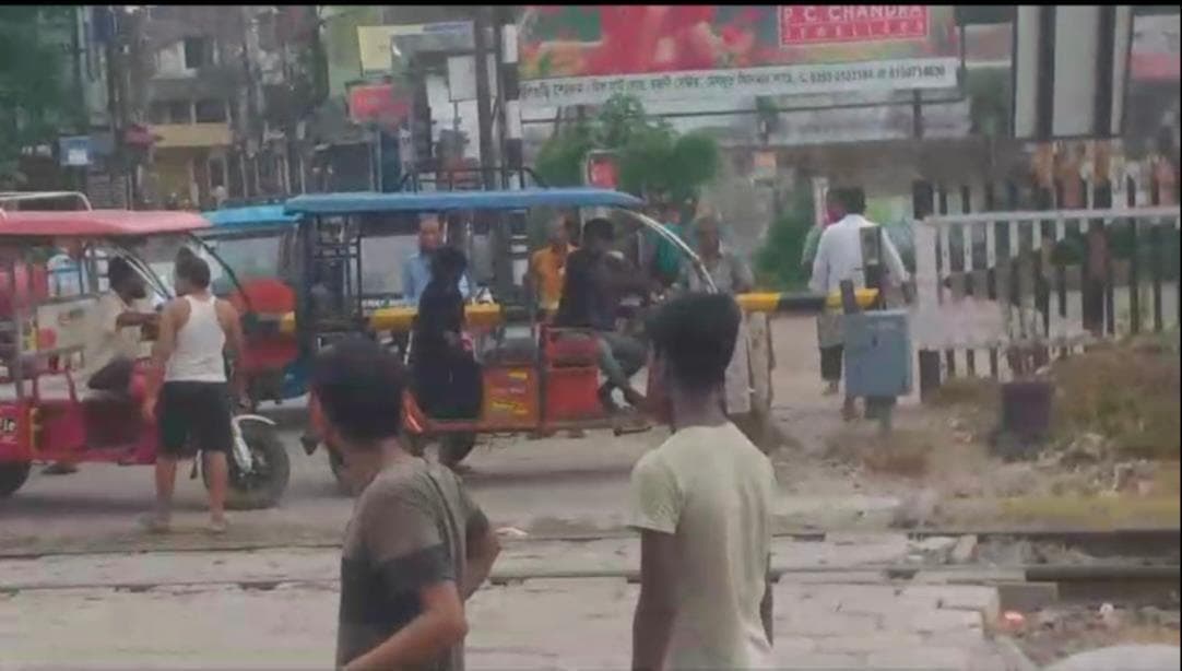 रेलवे फाटक के बीच फंसा सवारियों से भरा  ई-रिक्शा, ट्रेन निकलने पर अटकी रही लोगों की सांसें