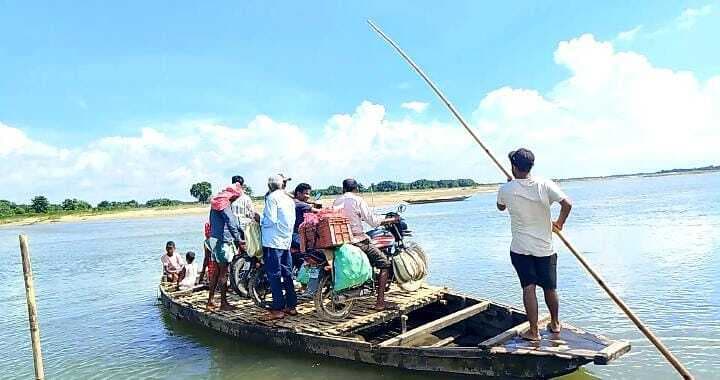 पुल नहीं रहने से दल्लेगांव पंचायत नाव के सहारे करते आगवागमन