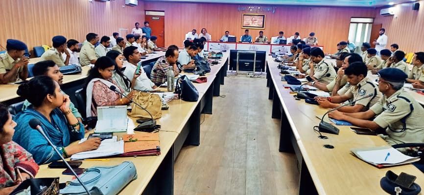 भूमि विवाद के मामलों का निबटारा करने में मुस्तैदी दिखाएं अधिकारी : डीएम