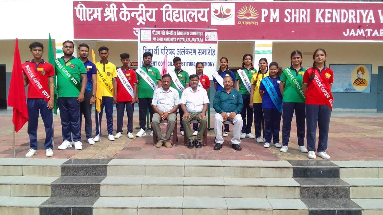 पीएम श्री विद्यालय के विद्यार्थियों को दिया गया बैज