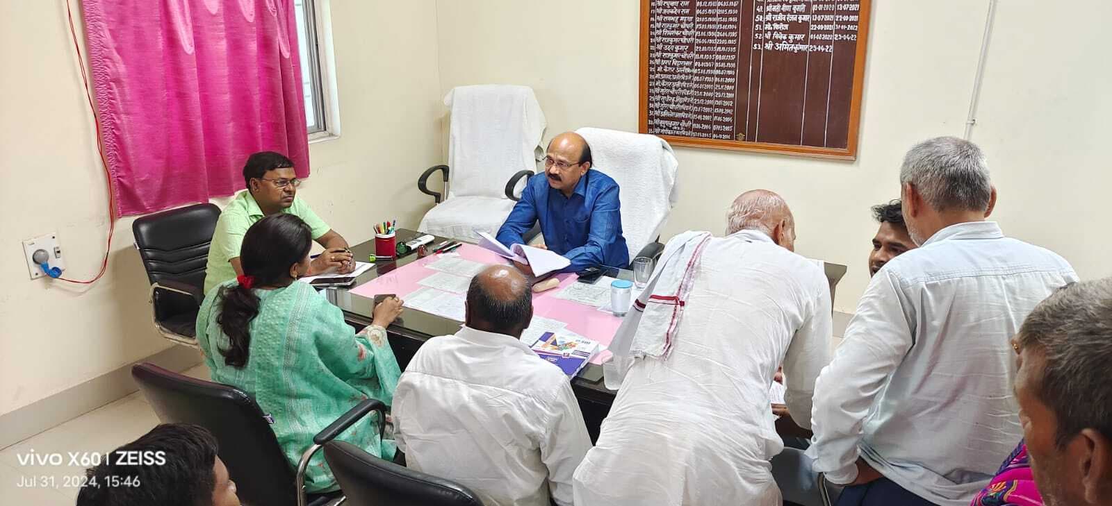 रिश्वत मांगने की शिकायत पर सीओ व राजस्व कर्मचारी को लगायी फटकार