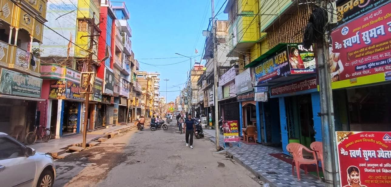 असुरक्षित है मुंगेर का सर्राफा बाजार, चार डंडाधारी निजी गार्ड के भरोसे सुरक्षा की गारंटी