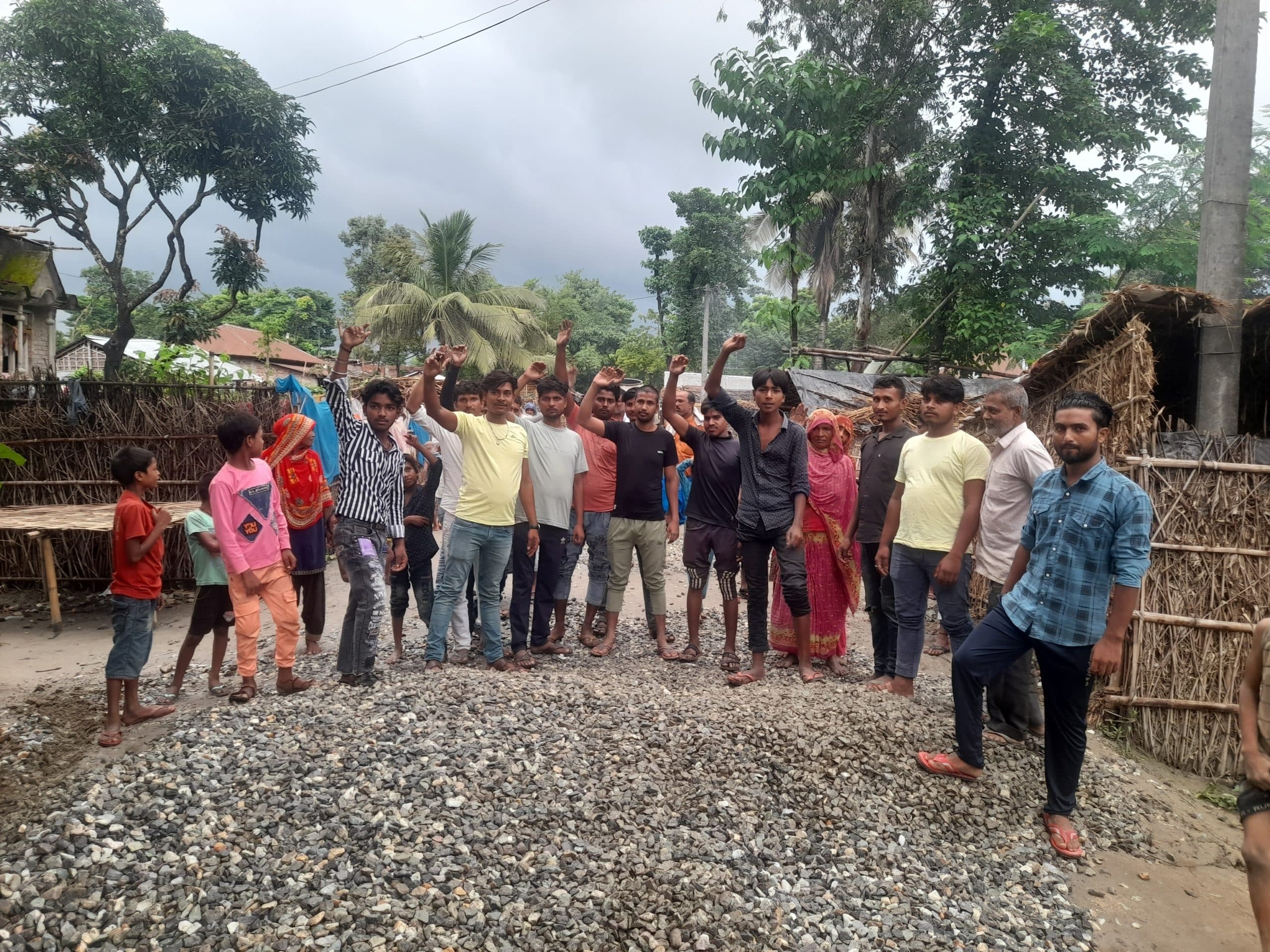 परसागढ़ी उत्तर पंचायत में घटिया सड़क निर्माण कार्य का ग्रामीणों ने किया विरोध, अधिकारियों से की शिकायत