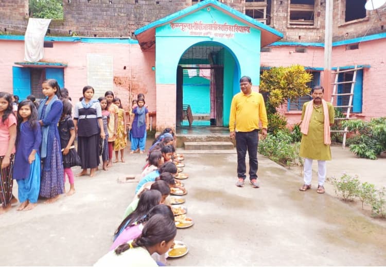 कस्तूरबा गांधी आवासीय बालिका विद्यालय का बीडीओ ने किया निरीक्षण, देय सुविधाओं से हुए अवगत