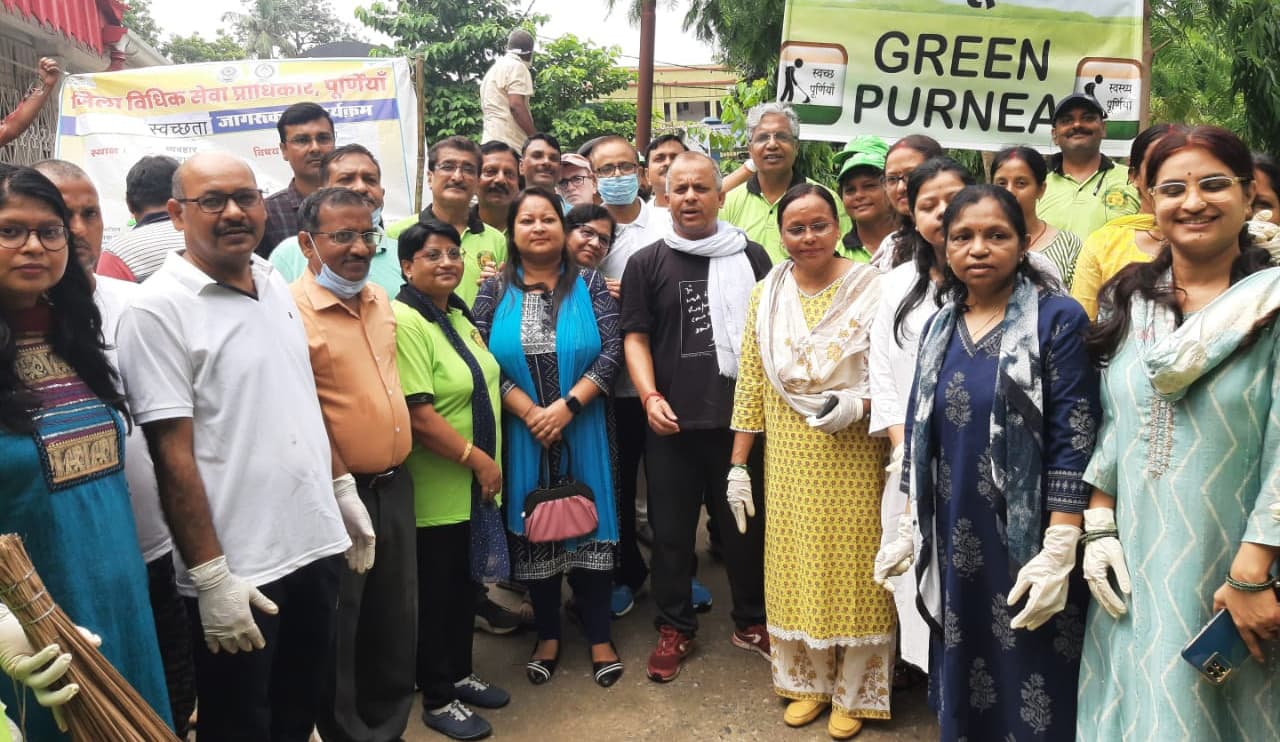 ...जब जिला जज के साथ न्यायिक अधिकारियों ने लगाया झाड़ू व उठाया कूड़ा