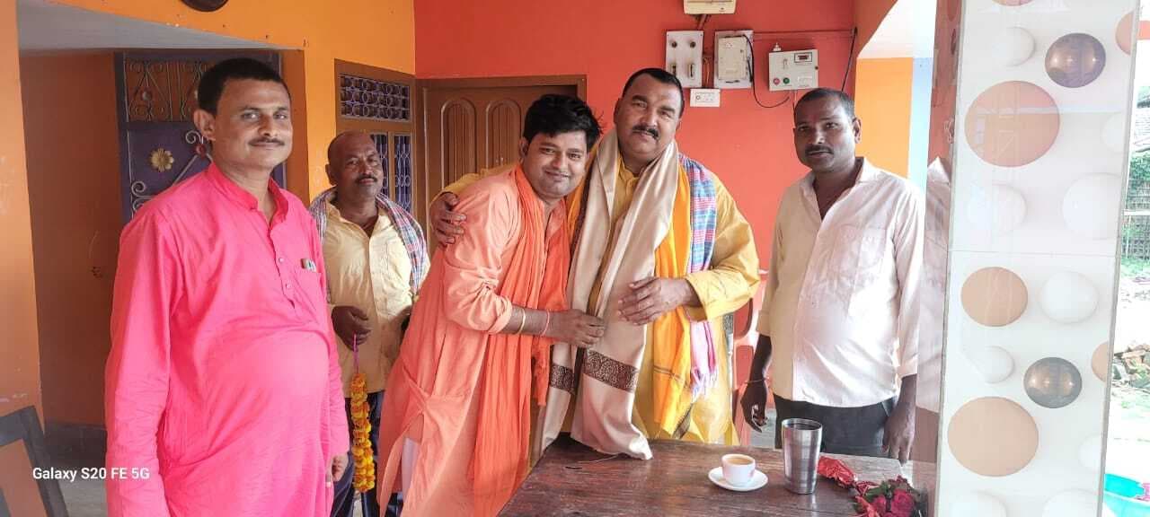 विधायक सह मुख्य सचेतक को भाजपा कार्यकर्ता ने दी बधाई