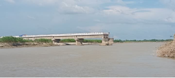 अधर में रसेली व खाड़ी घाट पुल निर्माण का कार्य