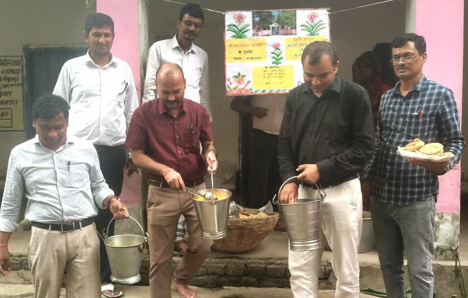 स्कूलों में अफसरों ने बच्चों को परोसा एमडीएम, खुद भी किया टेस्ट