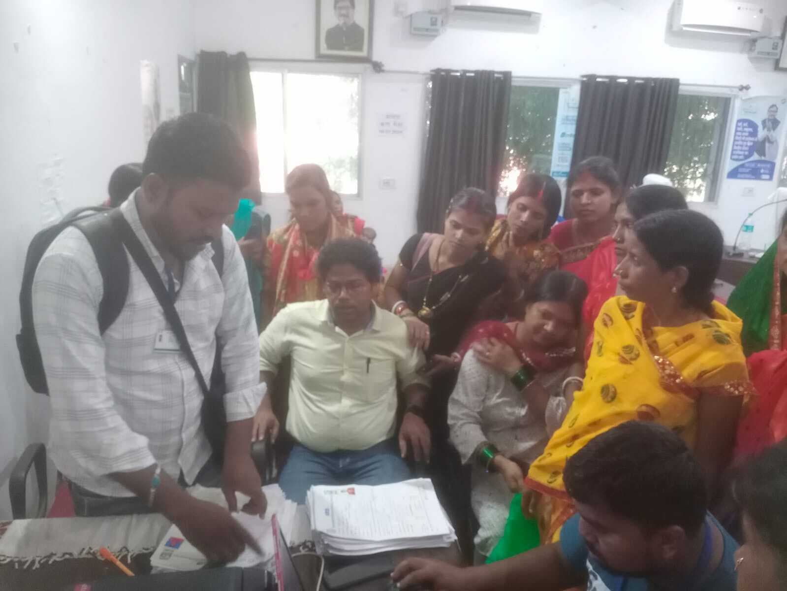 मधुपुर में दूसरे दिन भी डाउन रहा सर्वर, परेशान रहीं महिलाएं