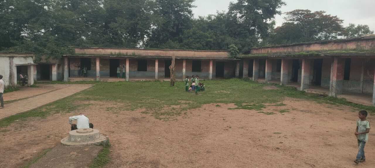 जर्जर भवन में पढ़ाई करने को बच्चे विवश