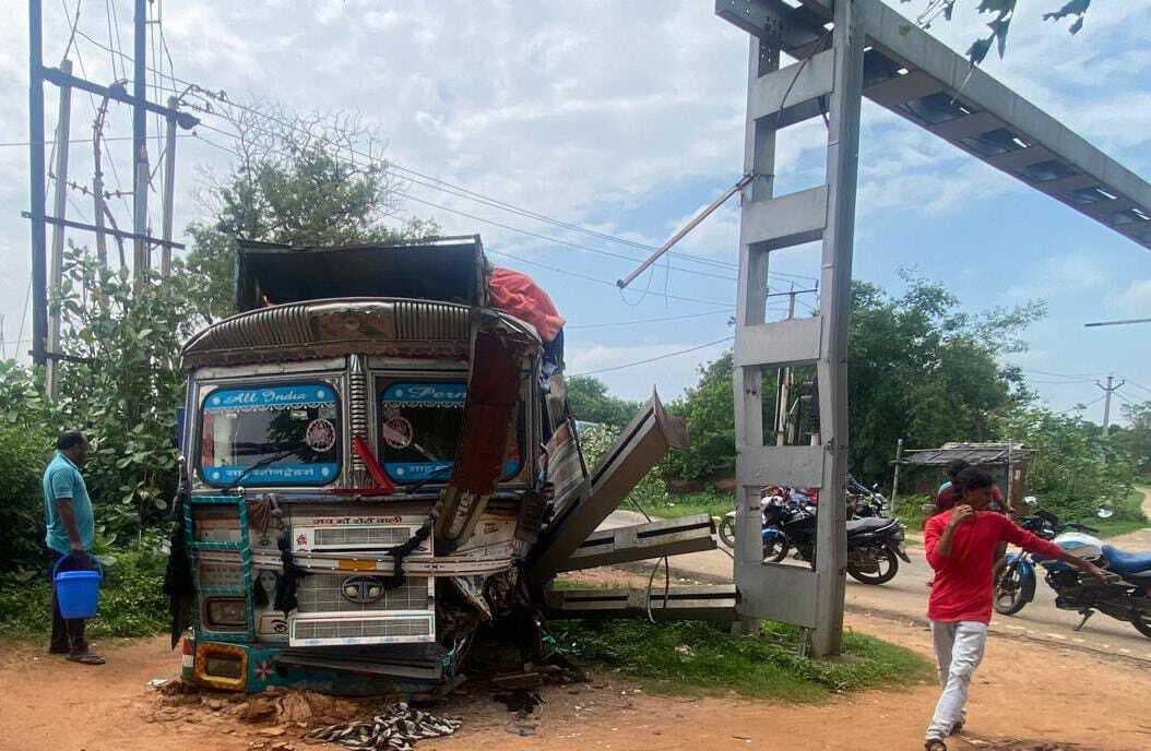 ब्रेक फेल होने से अनियंत्रित होकर रेलवे पोल से टकराया ट्रक, दर्जनों की जान बची