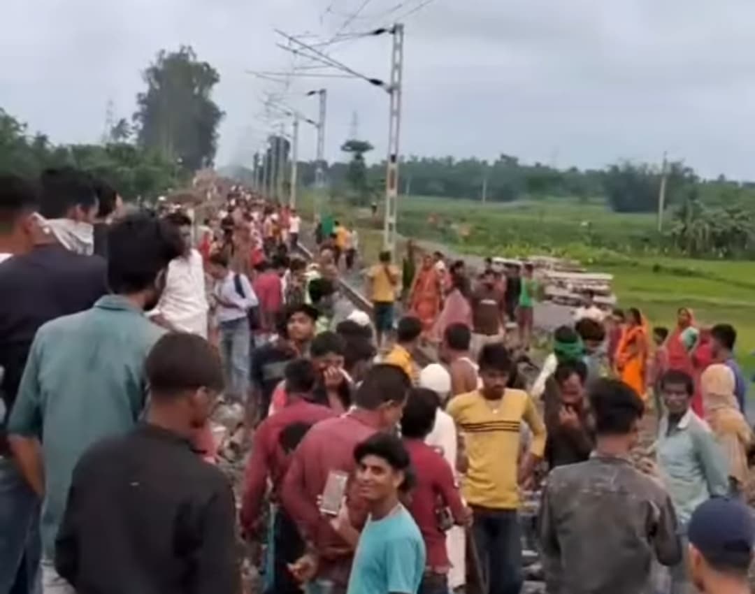 इयर फोन लगाकर रेलवे ट्रैक पर चल रहे युवक की ट्रेन से कटकर मौत