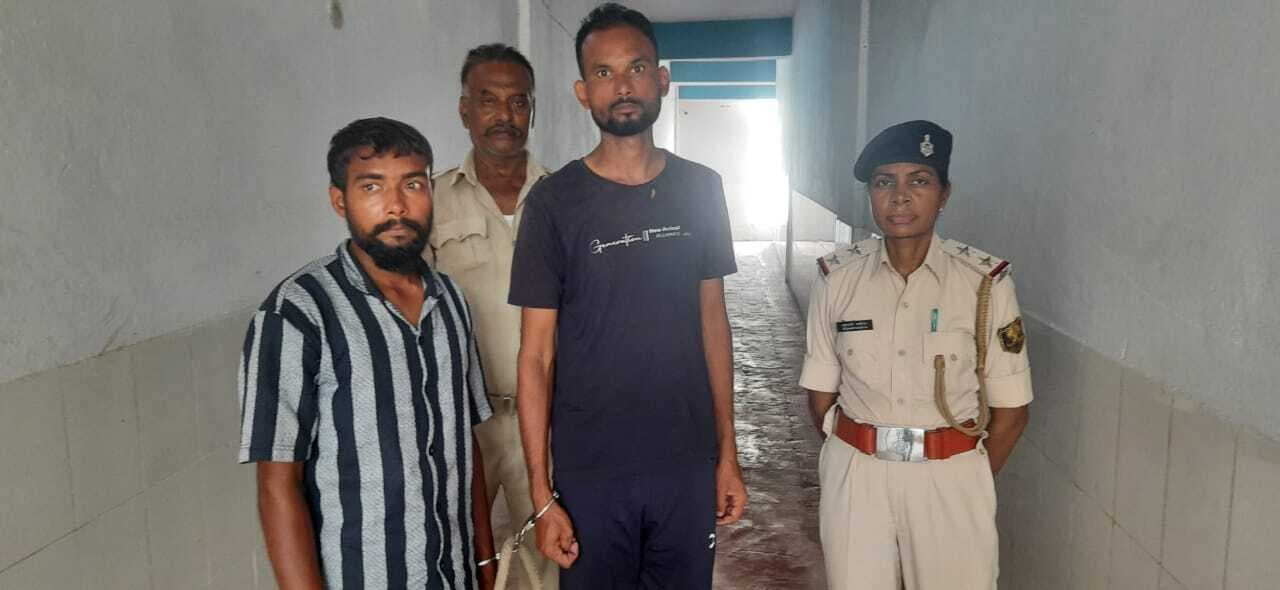 एटीएम कार्ड चोरी कर भाग रहे दो चोर को पुलिस ने पकड़ा