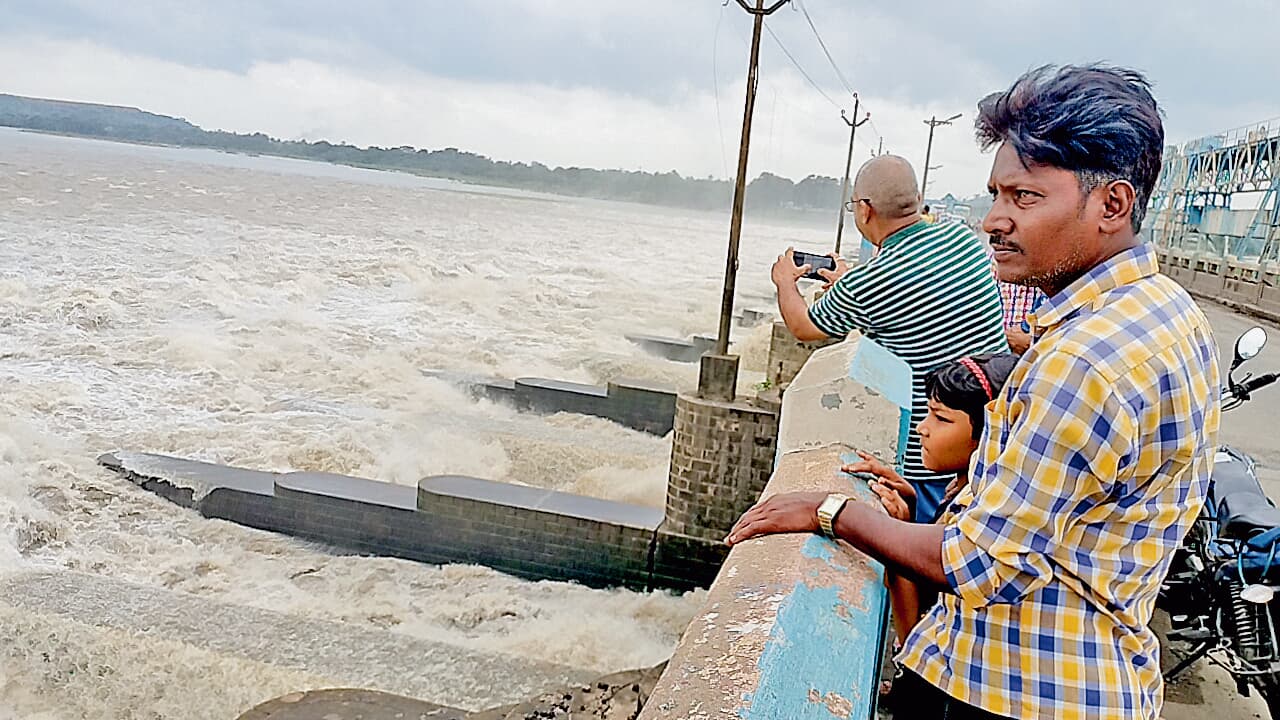 दुर्गापुर बैराज से छोड़ा गया एक लाख क्यूसेक पानी