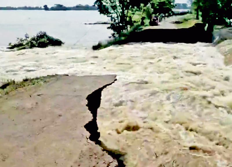 लाभपुर में बाढ़ के हालात, जिला परिषद सभाधिपति मौके पर पहुंचे