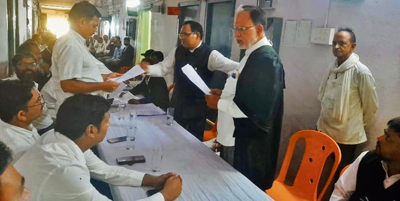 बार के नवनिर्वाचित पदाधिकारियों ने ली शपथ