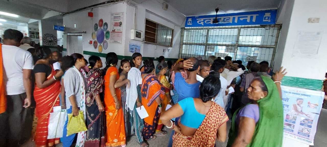 फॉर्मासिस्ट की जगह जीएनएम कर रही हैं दवा की देखभाल