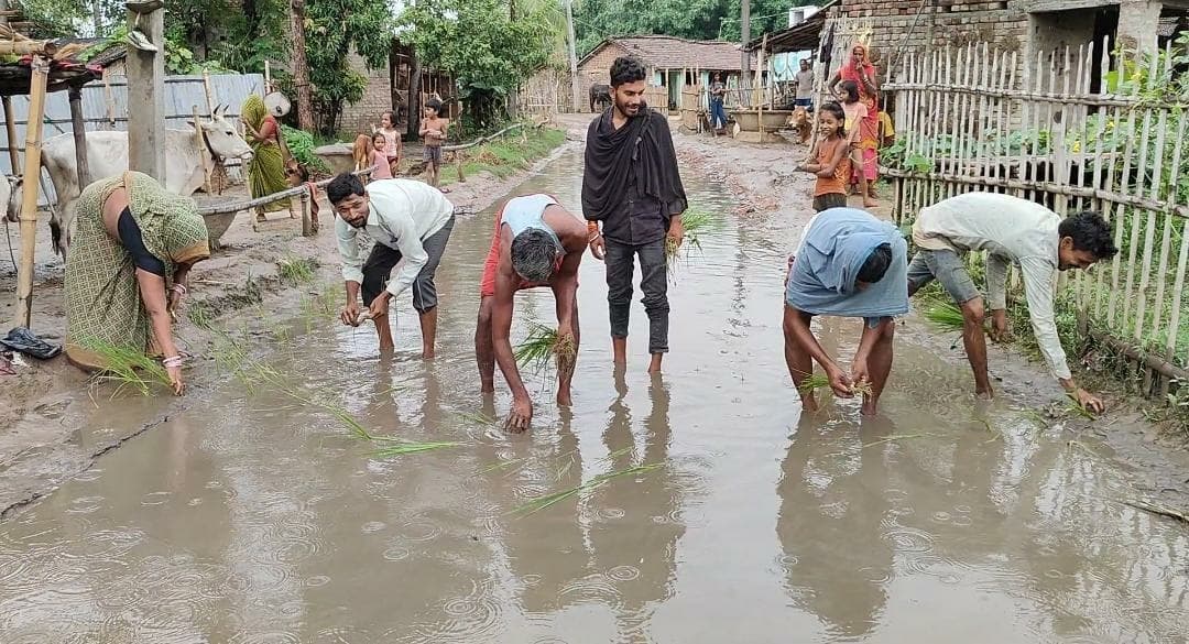 सड़क पर धनरोपनी कर जताया विरोध