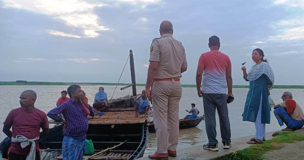 अवैध रूप से नाव संचालन करने पर चार नाविक हिरासत में