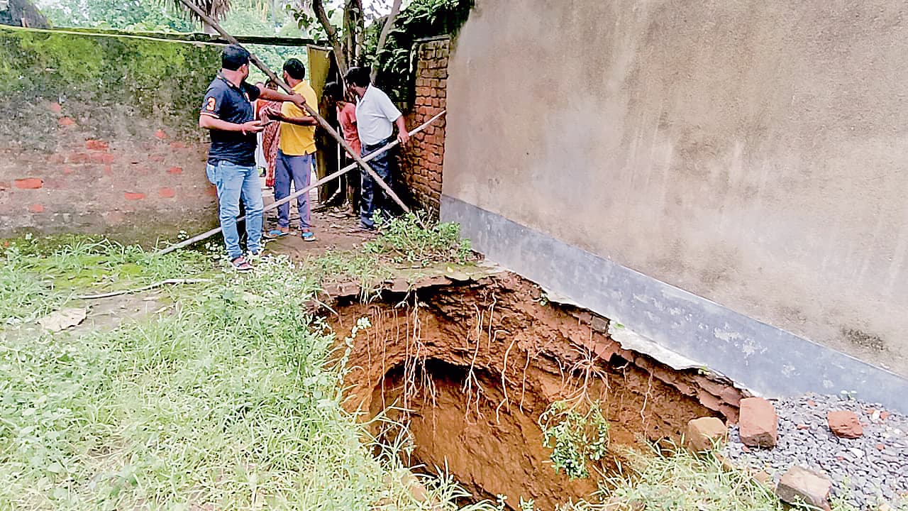 घर के आंगन में धंसान से फैली दहशत