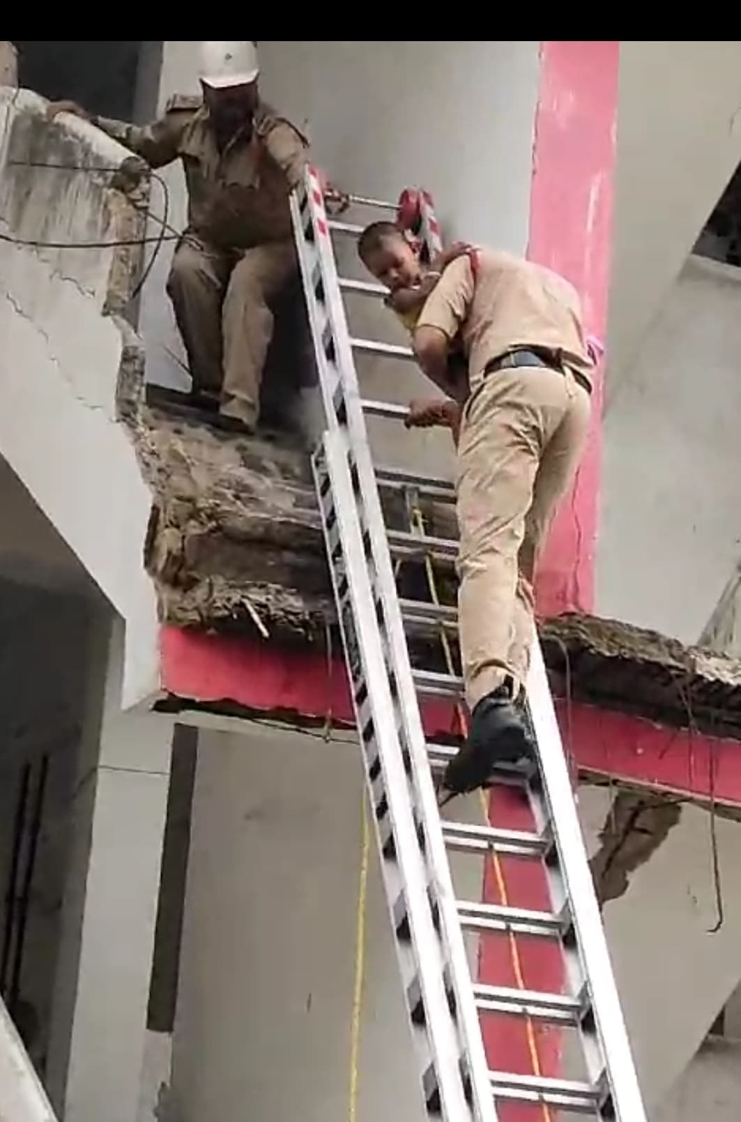 बिल्डिंग की सीढ़ी गिरने से सात घंटे फंसा रहा तीन परिवार