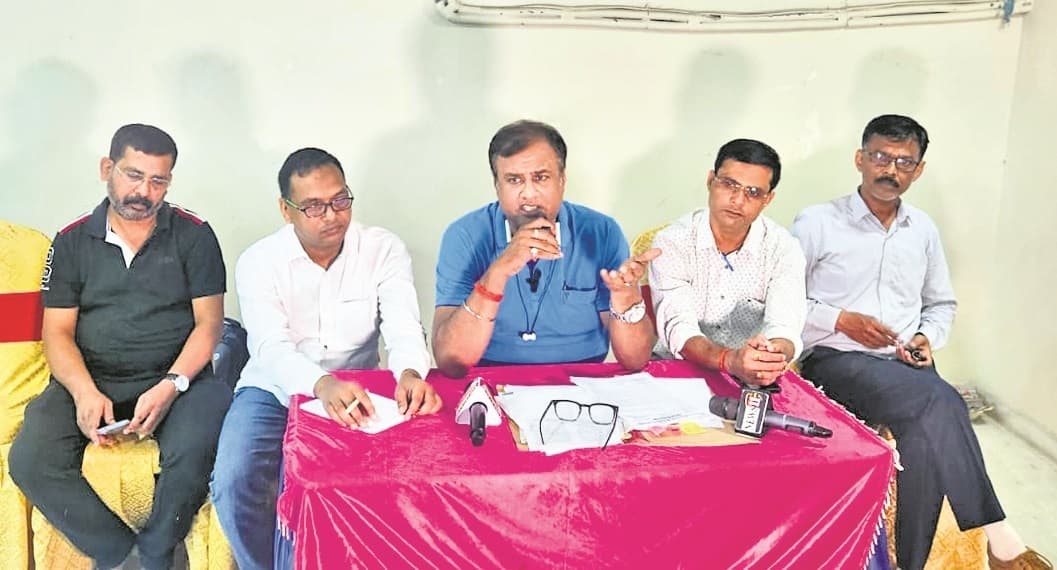 Ranchi News : मांगें पूरी होने तक समाहरणालय कर्मियों की हड़ताल जारी रहेगी : संघ