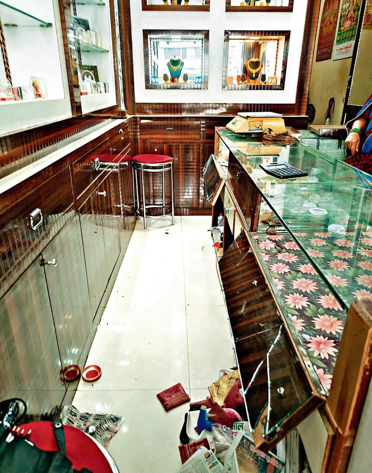 crime news : ज्वेलरी दुकान से 15 लाख के जेवरात व चाय दुकान से डेढ़ लाख रुपये की चोरी