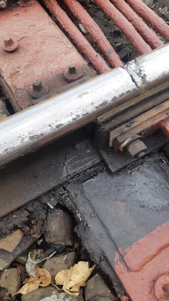 Samastipur News :समस्तीपुर-मुजफ्फरपुर रेलखंड के अप लाइन की टूटी पटरी, परिचालन बाधित