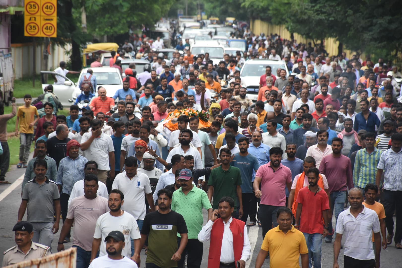 city news : पूर्व पार्षद वेदप्रकाश सिंह की अंतिम यात्रा में उमड़े लोग