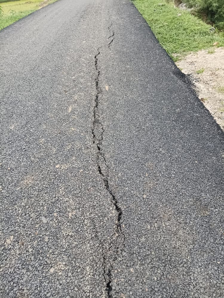 मरम्मत के महज दो सप्ताह के अंदर सड़क में पड़ी दरार