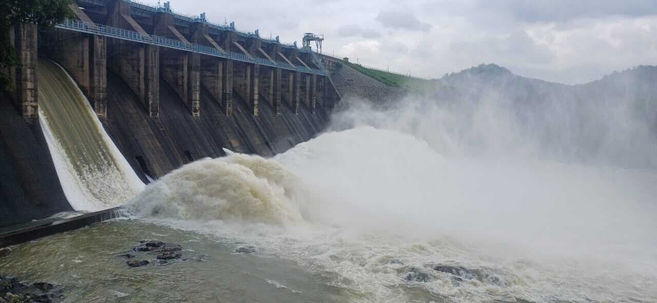 मैथन व पंचेत डैम का जल स्तर खतरे के निशान के करीब पहुंचा