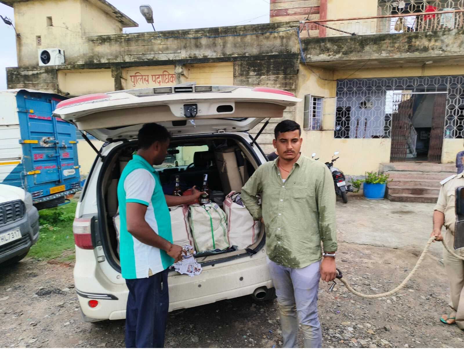 लग्जरी कार से 225 लीटर शराब के साथ एक गिरफ्तार