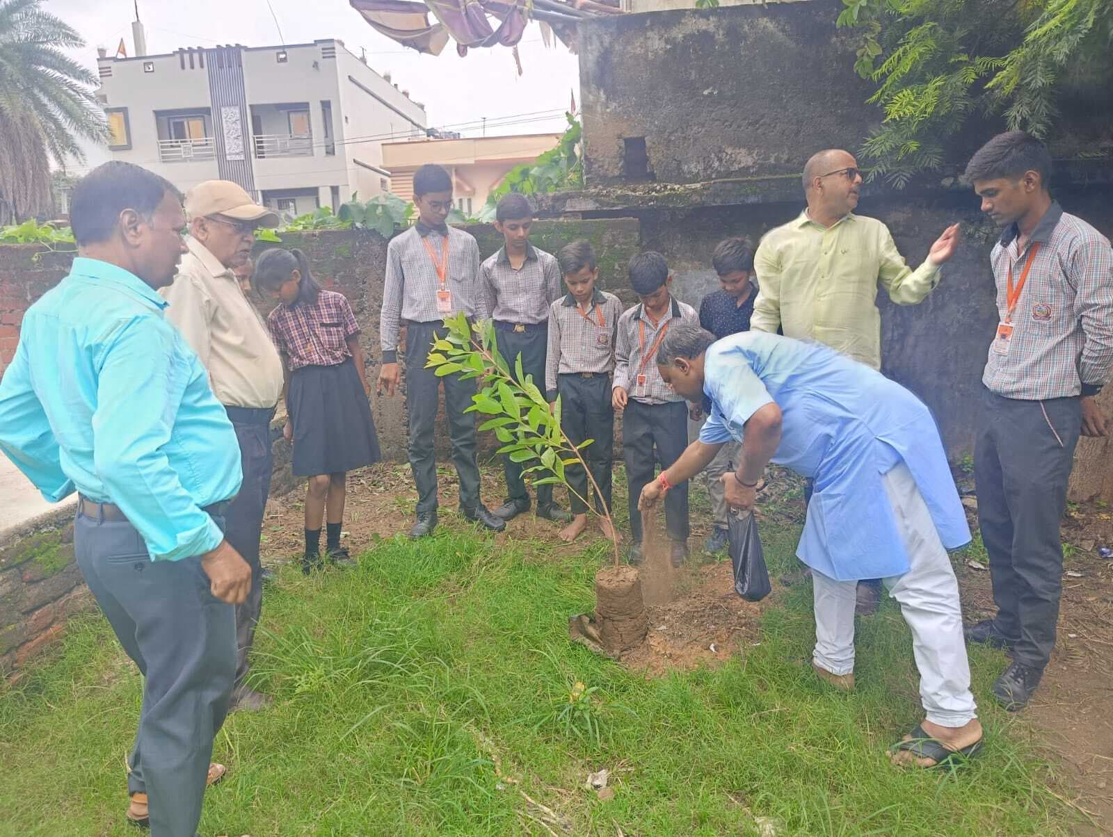 सरस्वती शिशु विद्या मंदिर में पौधरोपण
