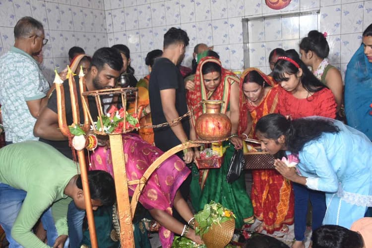 सावन की तीसरी सोमवारी पर शिवालयों में जलाभिषेक को उमड़े श्रद्धालु