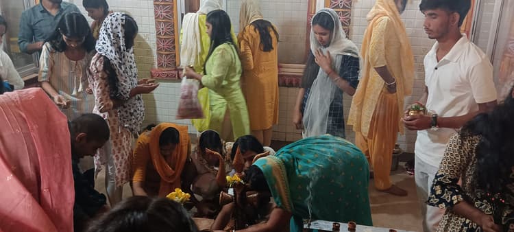 बोल बम के जयकारे से गुंजायमान रहे शिवालय