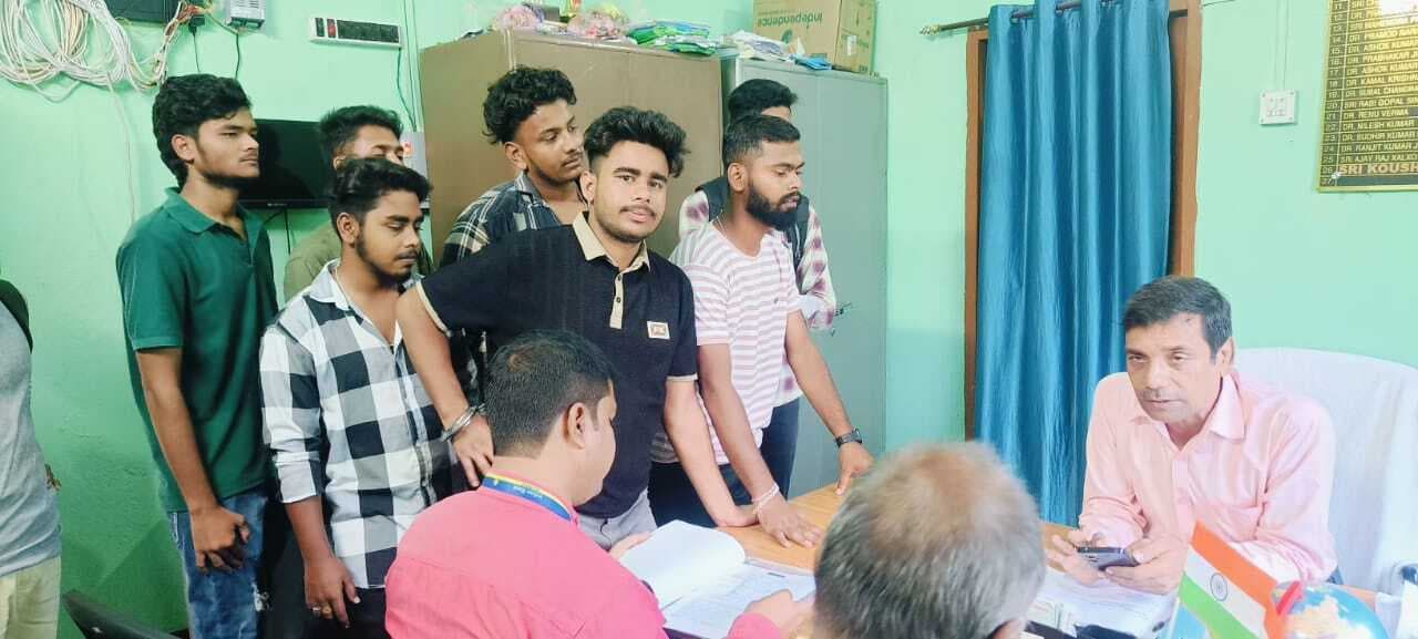 अभाविप ने नामांकन शुल्क में वृद्धि का किया विरोध