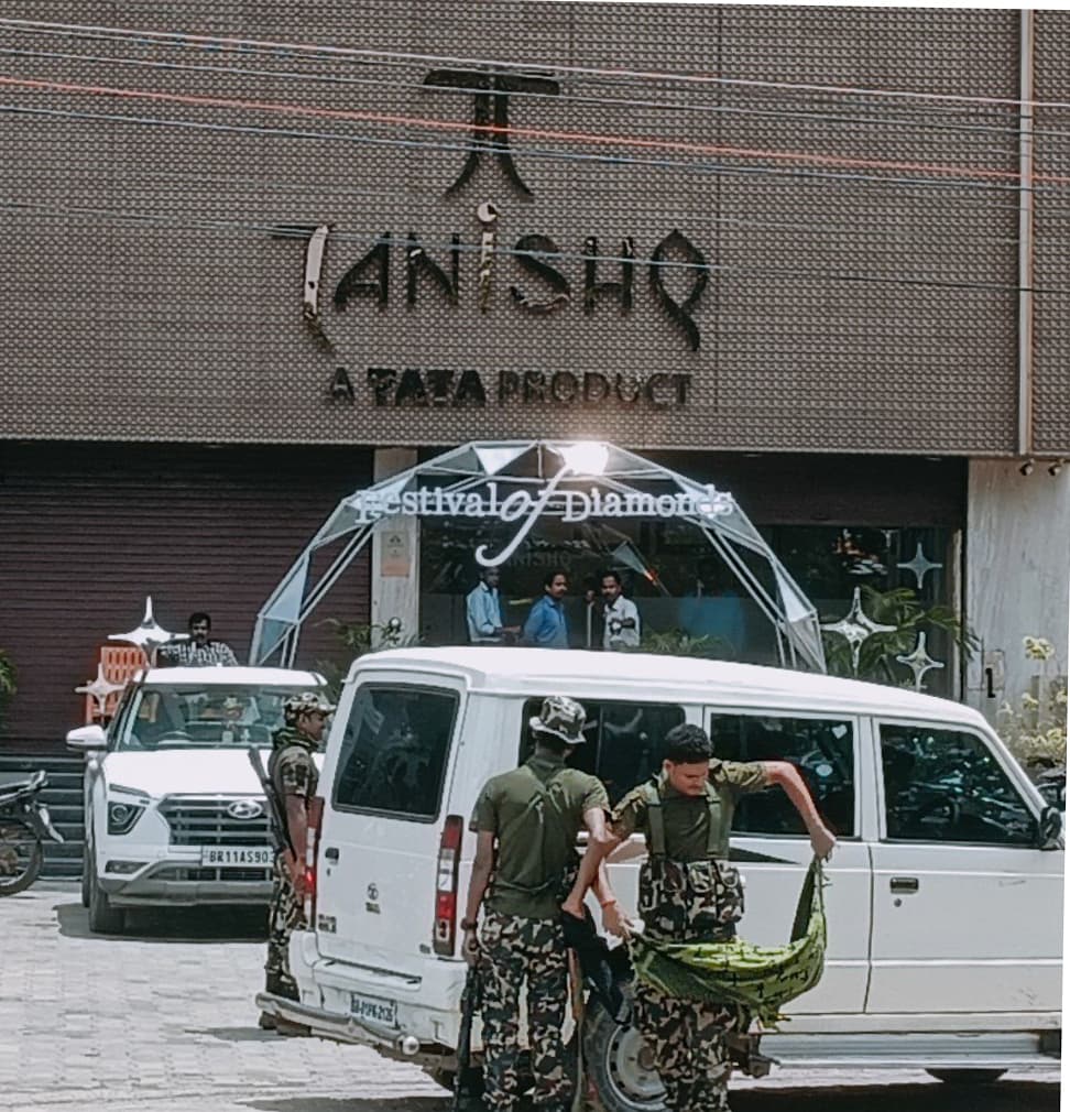 Tanishq Robbery Case: फरार अभियुक्त चुनमुन झा के एक करीबी दोस्त पुलिस हिरासत में